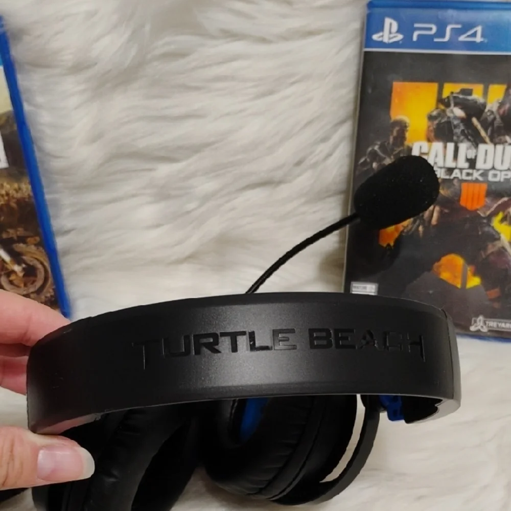Turtle Beach Black/Blue Gaming Headset & PS4 Call Of Duty/Days Gone Game Set